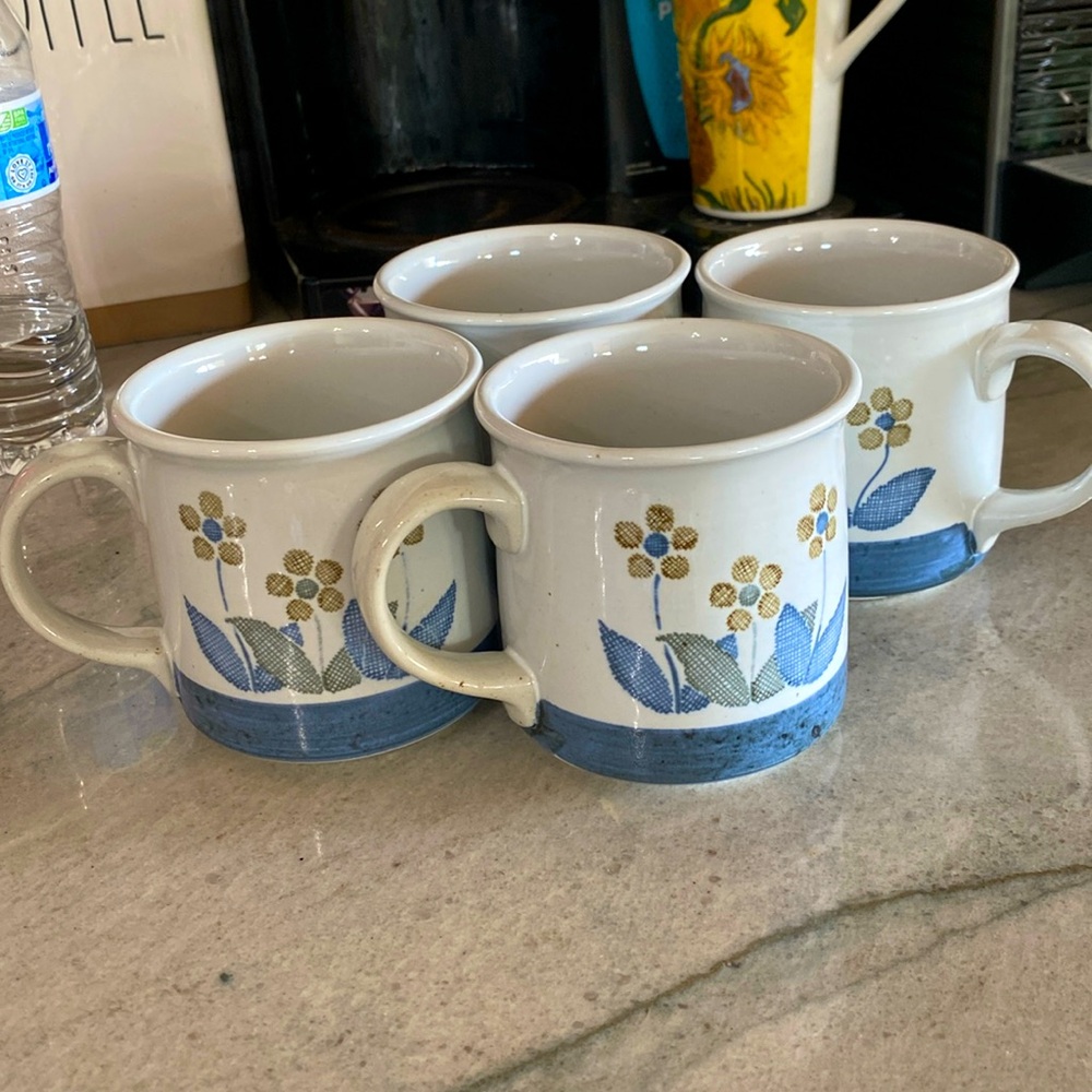 4 beautiful floral mugs with no name